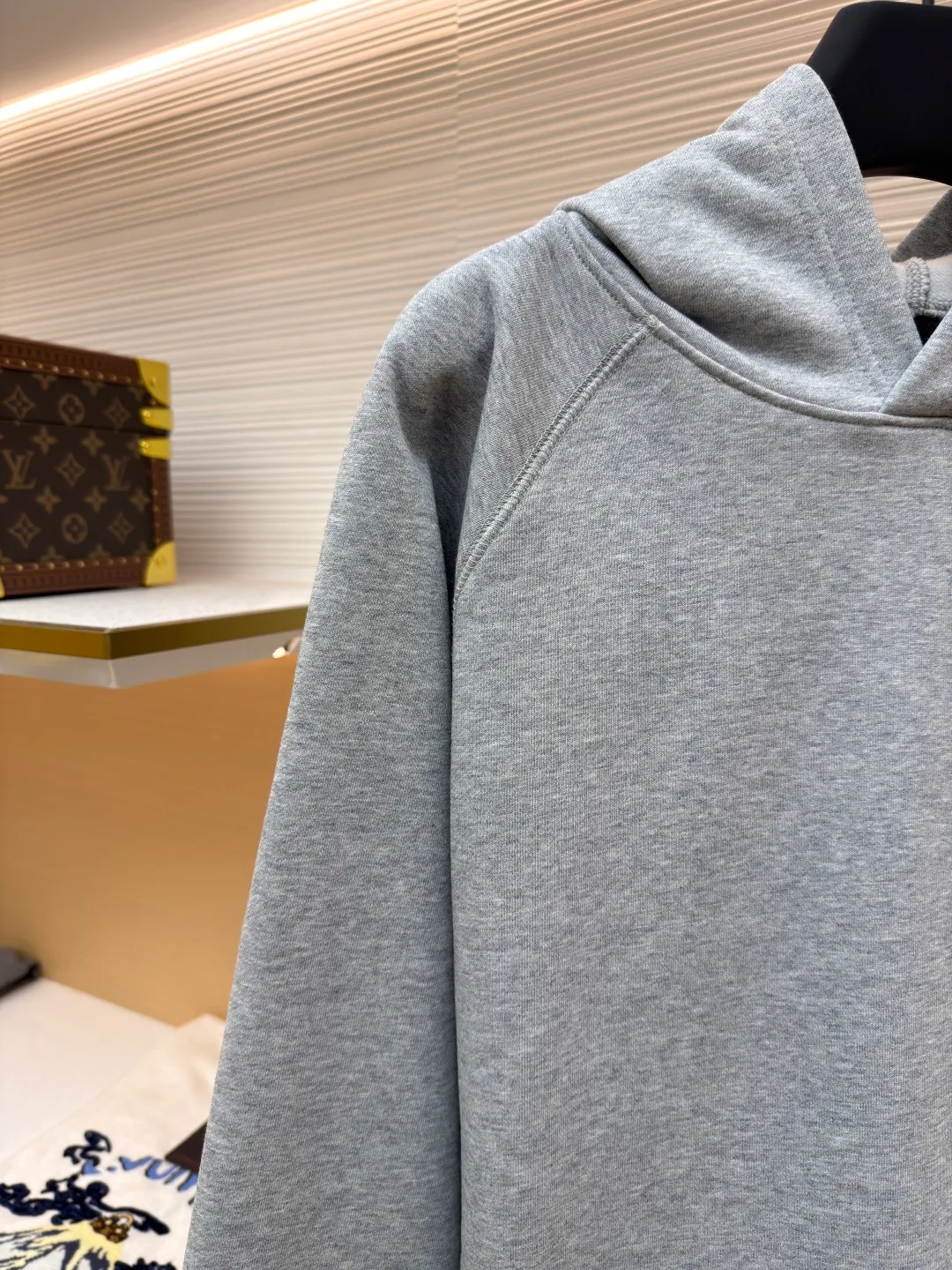 Chrome Hearts Vic custom-made leather sweatshirt ●Original version: Purchased and developed for 16999 ●Item number: 1681824-A75 ●Fabric: 100% cotton fleece fabric ●Technology: aged and oxidized ●Color: gray ●Type: loose version ●Weight: about 790g ●Size: S-M-L ●Description: The fabric is made of fleece 440g 100% cotton fleece material knitted back arm The skin is cut and cut using genuine sheepskin film, and the mold opening hardware is aged and oxidized. The overall wiring is straight and delicate, the fabric is comfortable and soft, and the color is consistent without color difference. It can be matched with the same style to create a fashionable look and control various occasions. Customized accessories, complete with three standards, same style for men and women!